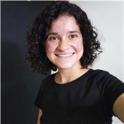 Profesora de música enfocada en instrumentos como: guitarra, canto y piano